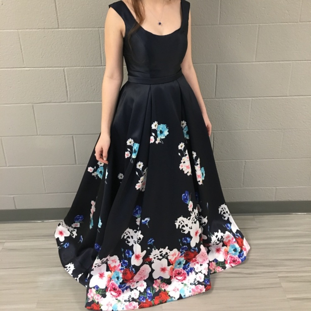 SOLD❤️ MacDuggal size 4 prom or pageant gown (with pockets!) - Picture 2 of 6